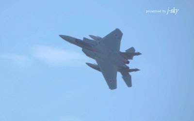 Racing Through the Skies! Sharp Turns! The F-15 Fighter Jet Displays Its Capabilities at the Nyutabaru Air Base's Air Festival in Miyazaki Prefecture!