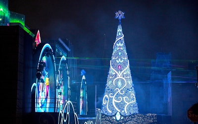被大阪府环球影城日本吉尼斯双人认证的圣诞树之美所压倒！世界最大的圣诞树和灯光演出秀是一生中想看一次的梦幻空间。