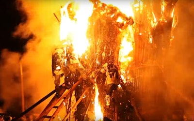 The Toba Fire Festival – The Most Dangerous Fire Festival in Japan! Watch as Men Dive Into the Blazing Flames at the Unique Festival in Aichi Prefecture!
