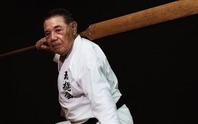 被80歲的琉球古武道高手棒術所壓倒！使用各種武器的危險度爲120%的戰鬥讓人捏一把汗！