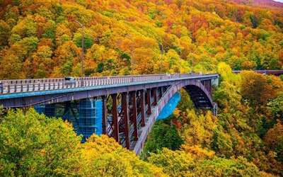 Experience the Beauty of Autumn at Jogakura Bridge in Aomori, Japan via Aerial Footage Taken by Drone. Let the Sweeping Autumn Colors Take You on a Journey!