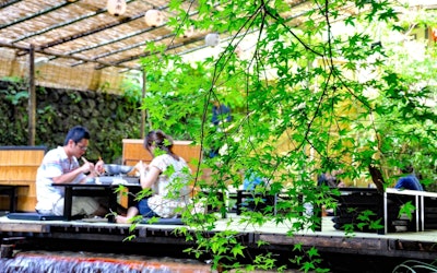 身处清流中感受夏季凉爽「川床」中疗愈身心。这就是京都旅行究极的奢华时光！
