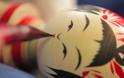 미야기 현의 전통 공예품 "고케시"나루코의 공방을 소개합니다! 장인 정신을 가진 장인이 만든 귀여운 외관은 항상 사람들을 매료시키는 기념품입니다.