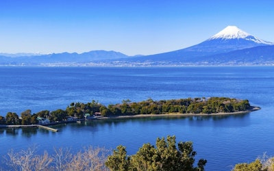 Kamiike Pond Is a Mysterious Pond Surrounded by the Sea, Yet Filled With Freshwater Carp. Enjoy the Beauty of This Tourist Destination in Shizuoka, One of the Seven Wonders of Izu, Whose Mysteries Have Yet to Be Solved!