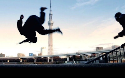 忍者华丽地飞舞在东京的街道上！抓住讨厌者的戏剧性瞬间！