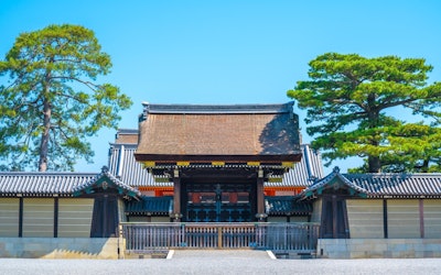 교토 황궁은 한때 일본 정치에서 중심적인 역할을했습니다. 교토 부 교토시의 관광 명소에서 법원 건축 기술의 모습이 그 당시의 모습으로 남아있는 역사적인 분위기를 충분히 즐기십시오!