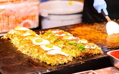 The Amazing Skills of These Okonomiyaki Chefs Will Blow You Away! Check Out the Eye-Popping Craftsmanship That Goes on at These Japanese Festival Stalls!