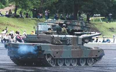 日本の主力戦車「10式戦車」が練馬駐屯地で大暴れ！陸上自衛隊の4代目の国産戦車は火力・機動力が向上した大迫力の戦車！ 