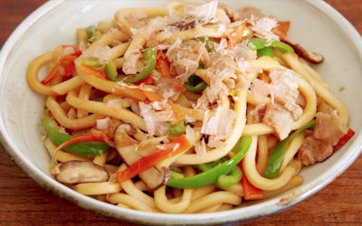 Quick and Easy to Make at Home! Yaki Udon With Plenty of Vegetables!