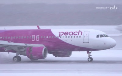 大雪の嵐の中を次々を行き交う飛行機！新千歳空港の世界各国のジェット機は雪にも負けず乗客を安全に目的地へと届ける！