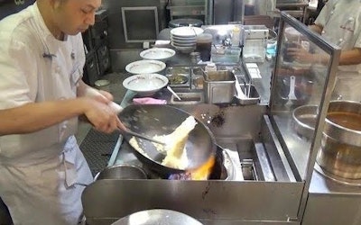 This Is How Fried Rice Is Cooked in Japan! Check Out the Amazing Skills of These Chefs as They Create Delicious Dishes!