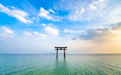 Shirahige Shrine - A Mysterious and Popular Location Where You Can Enjoy a Spectacular View of Lake Biwa! The Vermilion-Colored Torii Gate Is a Must-See!