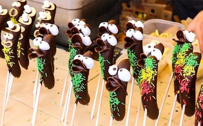 The Colorfully Decorated "Chocolate Banana" Is a Food Stall Classic You'll Want to Share on Instagram! Have a Look at the Wacky Chocolate Bananas in This Video!