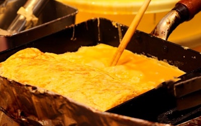 刚做好的热乎乎的！在软绵绵的汤卷鸡蛋上烤鳗鱼！在"大阪厨房黑门市场"吃过东西