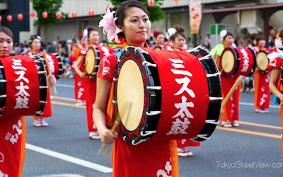 用岩手县盛冈市的「三笠舞」来创造夏天最棒的回忆！满街笑容满面的华丽舞蹈和优雅的音色点缀盛冈的夏天！