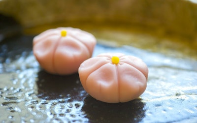 石川県金沢市の上生菓子はまるで芸術品のような美しさ。日本の四季を彩る自然を表現し、目で楽しみ、そして口で楽しむことのできる上生菓子の秘密とは？
